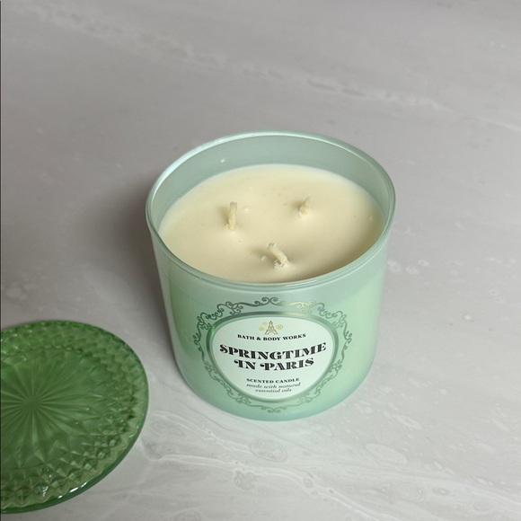 Bath & Body Works Springtime in Paris Candle - Green - Picture 2 of 3